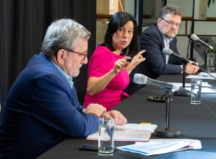 Une femme dans un monde d’hommes : la mairesse Valérie Plante est entourée du maire de Québec, Régis Labeaume, et du maire de Gatineau, Maxime Pedneaud-Jobin, lors d’une conférence de presse, le 18 septembre à Montréal.