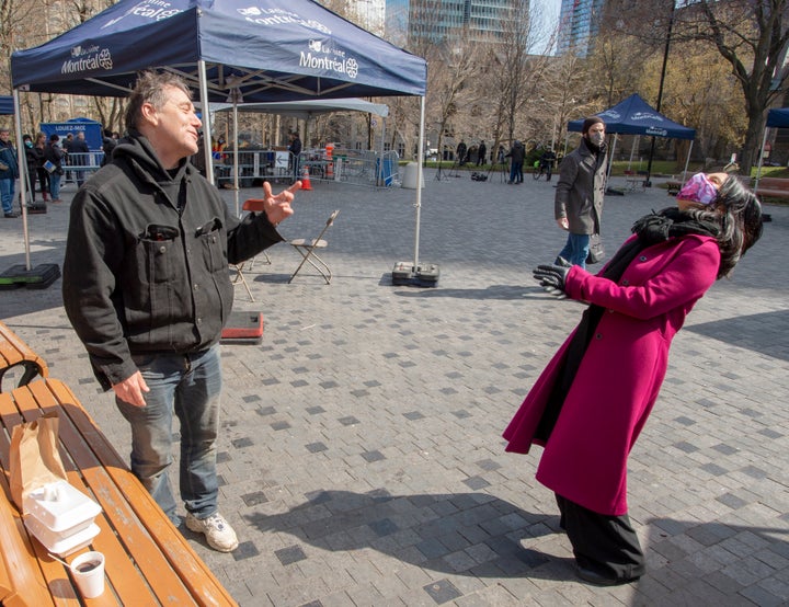 La mairesse Valerie Plante s’esclaffe alors qu’elle discute avec un homme durant la visite d’un centre de sans-abri, en mai. Le sourire de Valérie Plante agit comme vecteur de canalisation et d’évaluation de sa performance politique.