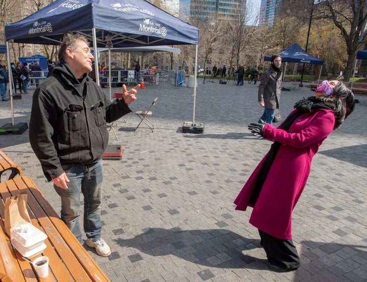 La mairesse Valerie Plante s’esclaffe alors qu’elle discute avec un homme durant la visite d’un centre de sans-abri, en mai. Le sourire de Valérie Plante agit comme vecteur de canalisation et d’évaluation de sa performance politique. 