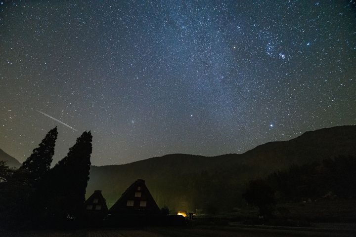 白川郷とオリオン座流星群