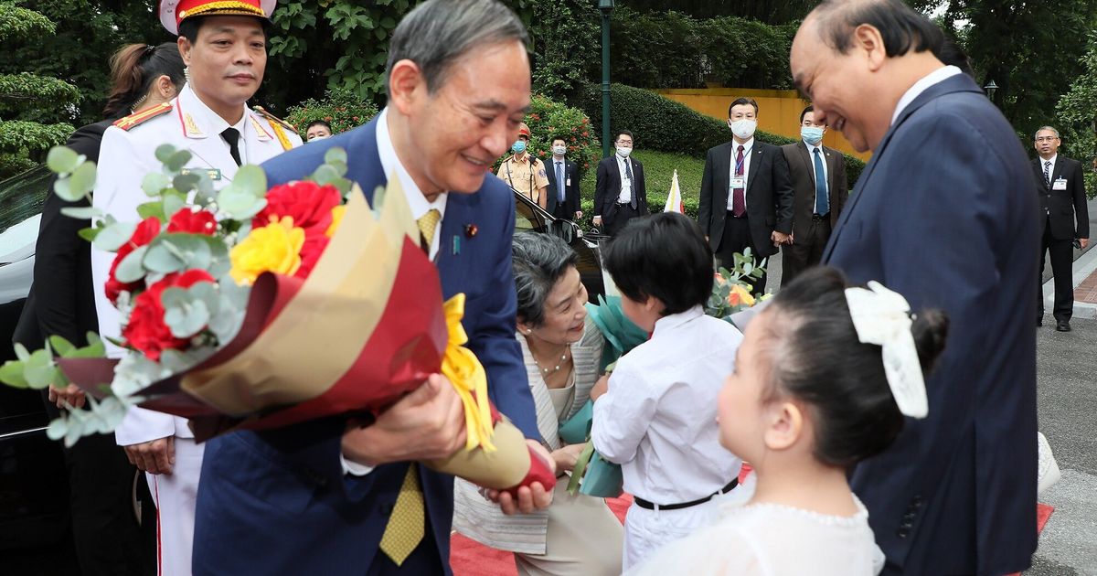 菅義偉首相、ベトナム訪問で「ほぼノーマスク」。なぜ？