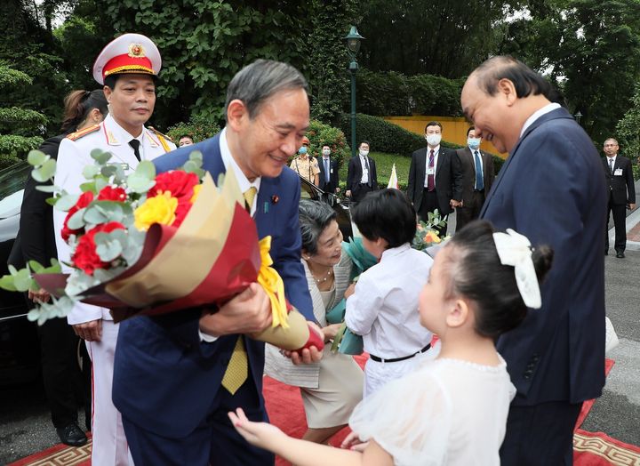 ベトナムでの歓迎式典でノーマスク姿の菅首相