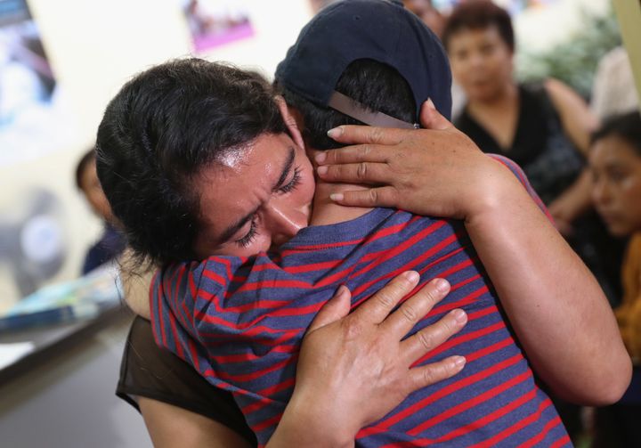 国境で引き離された息子とグアテマラで数カ月ぶりに再開。我が子を抱きしめる女性（2018年8月7日）