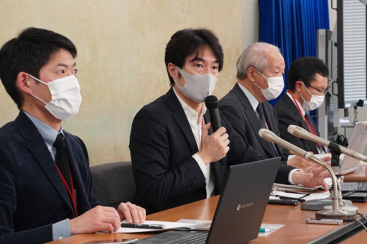 記者会見するJSCP代表理事の清水康之さん（左から2番目）