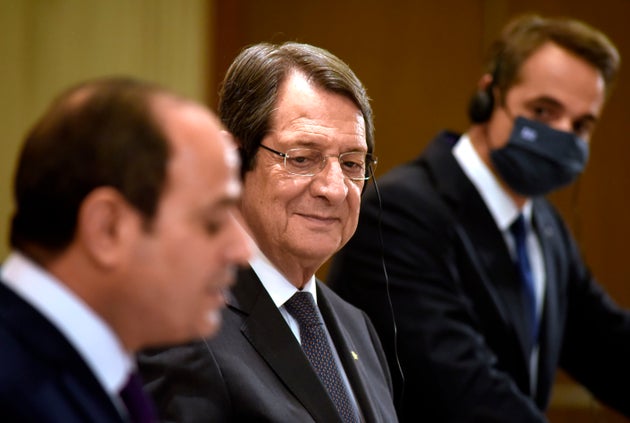 21 Oκτωβρίου 2020. Ο Έλληνας Πρωθυπουργός Κυριάκος Μητσοτάκης (δεξιά), ο Πρόεδρος της Κυπριακής Δημοκρατίας Νίκος Αναστασιάδης (κέντρο) και ο Πρόεδρος της Αιγύπτου Αμντέλ Φατάχ αλ Σίσι (αριστερά), έπειτα από κοινή συνάντησή τους στην Λευκωσία στο πλαίσιο της τριμερούς συνεργασίας. (Photo by Iakovos HATZISTAVROU / POOL / AFP) (Photo by IAKOVOS HATZISTAVROU/POOL/AFP via Getty Images)