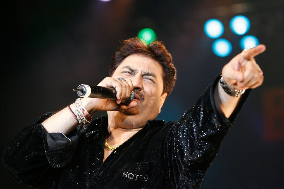 Singer Kumar Sanu performs during the Bollywood Music and Fashion Awards In Atlantic City New Jersey, November 17, 2007. REUTERS/Tim Shaffer (UNITED STATES)