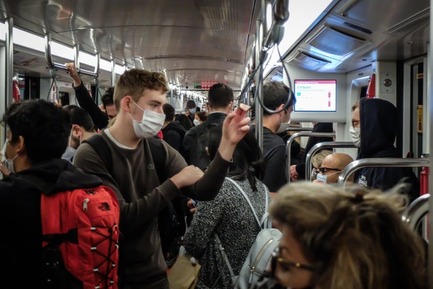 Il virus tiene gli italiani alla larga da metro e bus Il virus tiene gli italiani alla larga da metro e bus