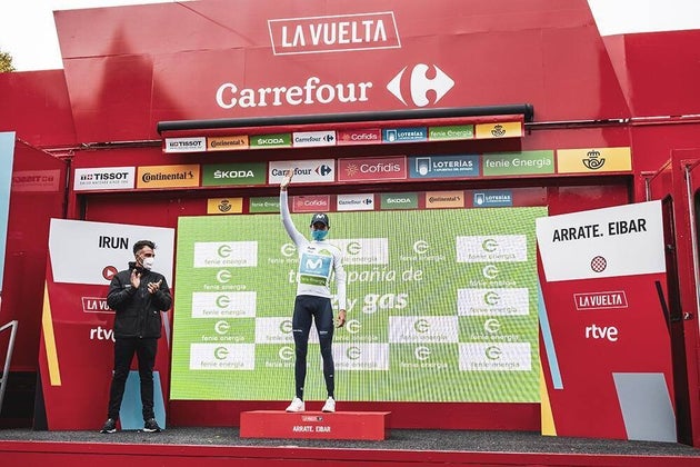 Enric Mas sube al podio como mejor joven tras la primera etapa de La Vuelta