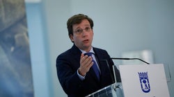 Martínez Almeida acaricia con una mano a Abascal y con otra le parte la