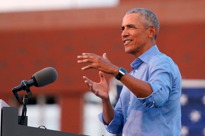 演説するオバマ・アメリカ前大統領＝2020年10月21日、ペンシルベニア州フィラデルフィア