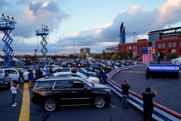 オバマ氏の演説を聞く、車で集まった人たち＝2020年10月21日、ペンシルベニア州フィラデルフィア