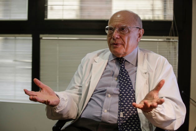El virólogo Massimo Galli, director del hospital Sacco en Milán, responde a preguntas durante una entrevista...