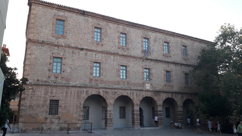 8. Το αρχαιολογικό μουσείο Ναυπλίου – το «Arsenale» του Βενετσιάνικου στόλου - στην δυτική πλευρά της Πλατείας Συντάγματος