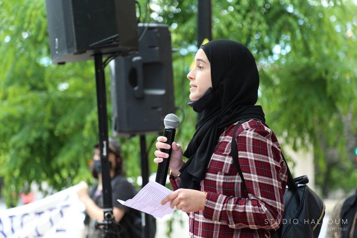 Marwa Khanafer prend la parole lors d'une manifestation à Montréal pour souligner le premier anniversaire de l'adoption de la loi 21 sur la laïcité de l'État.