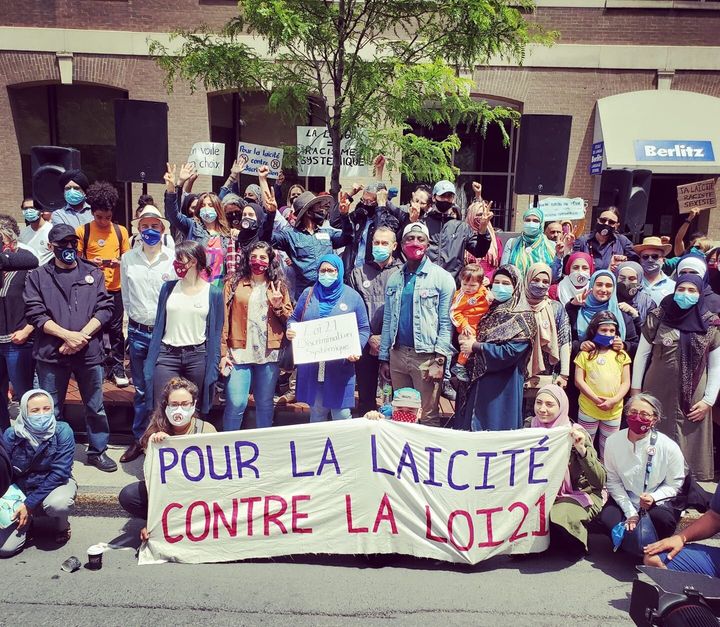 Des manifestants ont profité du premier anniversaire de l'adoption de la loi 21 pour continuer de dénoncer l'interdiction de porter des signes religieux aux employés de l'État en position d'autorité coercitive, ainsi qu'aux enseignants du réseau scolaire public, le 14 juin 2020 à Montréal.
