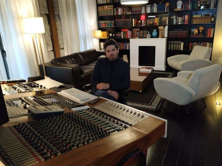 El productor musical Emilio Mercader, en su estudio