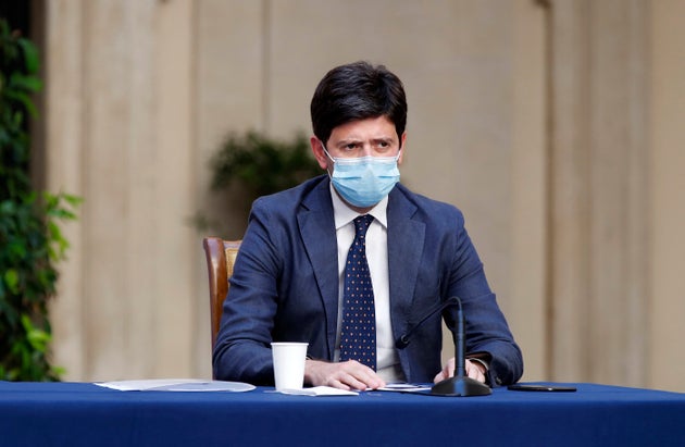 Il ministro Speranza: "I tamponi rapidi si faranno in farmacia" Il ministro Speranza: "I tamponi rapidi si faranno in farmacia"