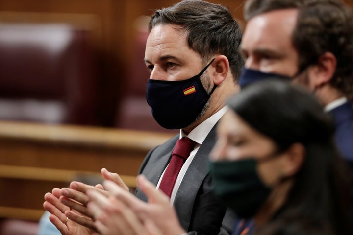 Santiago Abascal aplaudiendo al inicio de la moción de censura con menos apoyos de la historia.