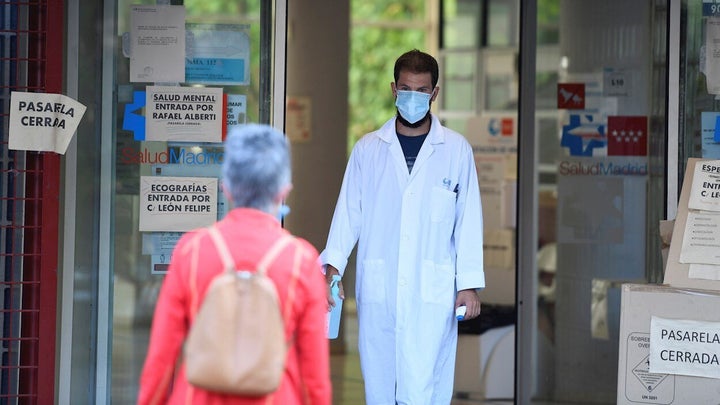 Un sanitario en el centro de salud Federica Montseny en el distrito de Puente de Vallecas en Madrid.