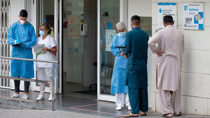 Sanitarios en el centro de salud del Distrito de La Florida, en Hospitalet de Llobregat, Barcelona.
