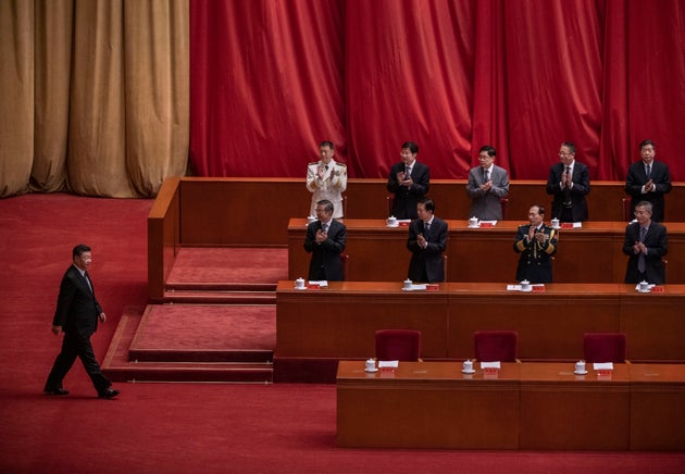 시진핑 중국 국가주석(왼쪽)이 2020년 10월 23일 중국 베이징 인민대회당에서 열린 중국 6·25전쟁 참전 70주년 기념식에 도착해 정부 고위 인사들의 박수를 받고 있다.
