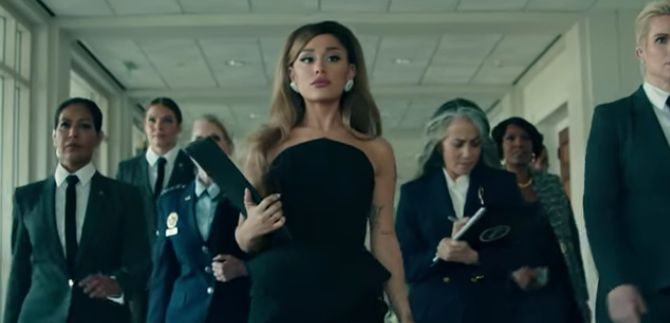 Dans le clip de «Positions», Ariana Grande prend la place de Donald Trump.