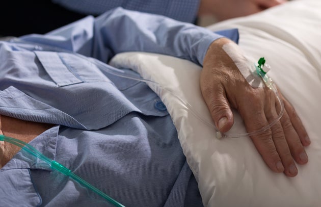 Positivo al Covid e sopravvissuto a due tumori aspetta 10 ore in ambulanza prima del ricovero Positivo al Covid e sopravvissuto a due tumori aspetta 10 ore in ambulanza prima del ricovero