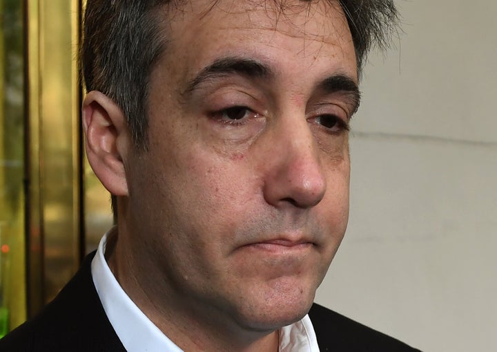 Michael Cohen, ex-avocat personnel du président Trump, quitte son appartement de Park Avenue le 6 mai 2019 pour entamer une peine de prison de trois ans. M. Cohen a plus tard été autorisé à effectuer sa peine à domicile en raison de la pandémie (Photo TIMOTHY A. CLARY/AFP)