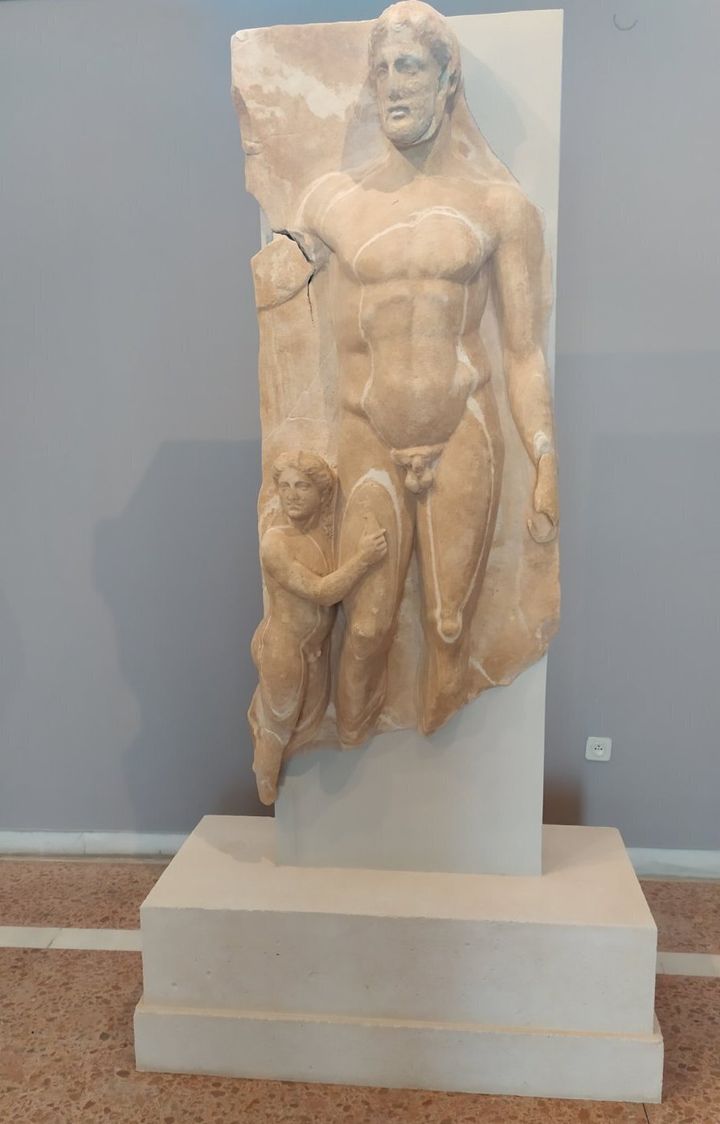 Η μαρμάρινη επιτύμβια στήλη που βρέθηκε στο Ξώμπουργο στην έκθεση του Αρχαιολογικού Μουσείου της Τήνου