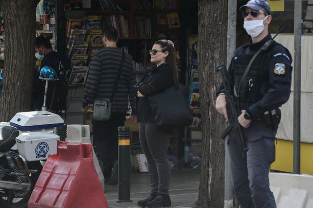 Η κόρη του Νίκου Μιχαλολιάκου, Ουρανία, παρακολοθεί τη μεταφορά του πατέρα της στη φυλακή.