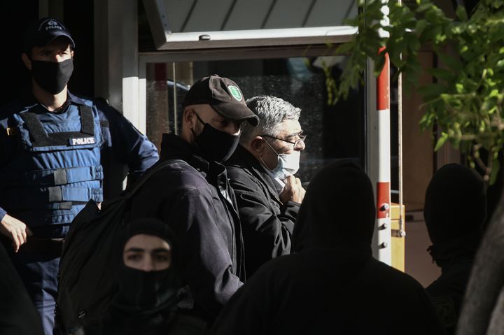 Ο Νίκος Μιχαλολιάκος συνοδεία αστυνομικών οδηγείται στην κλούβα. 