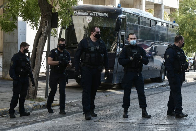Οι αστυνομικοί κατά τη διάρκεια της μεταγωγής.