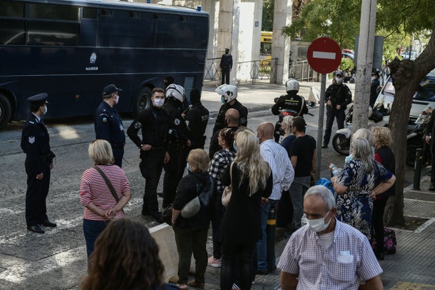 Μια ντουζίνα υποστηρικτών της Χρυσής Αυγής έξω από τη ΓΑΔΑ.