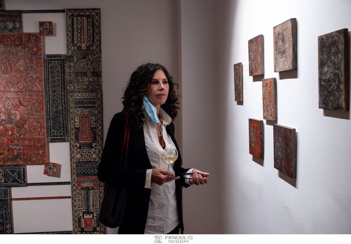 Η τραγουδίστρια, Ελευθερία Αρβανιτάκη, στα εγκαίνια της έκθεσης του Αλέκου Κυραρίνη 