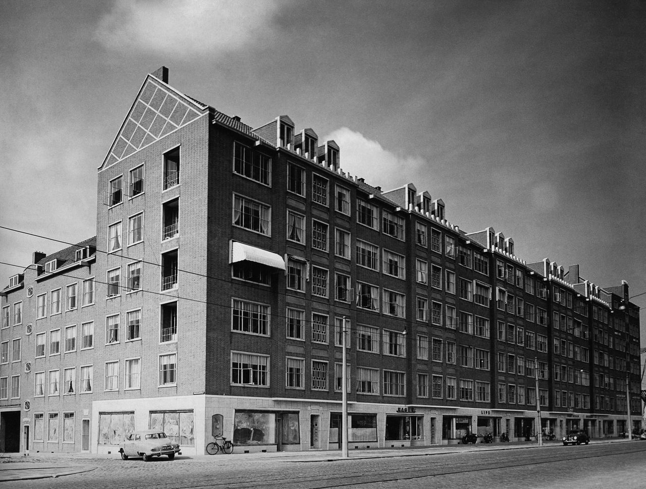 Το Ρότερνταμ Ισοπεδώθηκε το 1940. Αμέσως μετά τον πόλεμο άρχισε η ανοικοδόμησή του.μετατράπηκε από ένα πυκνοδομημένο και απαρχαιωμένο από άποψη κτιρίων και υποδομών λιμάνι, σε μια μοντέρνα, λειτουργική πόλη. Στη φωτογραφία του 1950 ένα από τα νέα κτίρια.