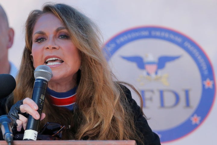 Pamela Geller fala durante um comício de extrema direita na cidade de Nova York em 2017.