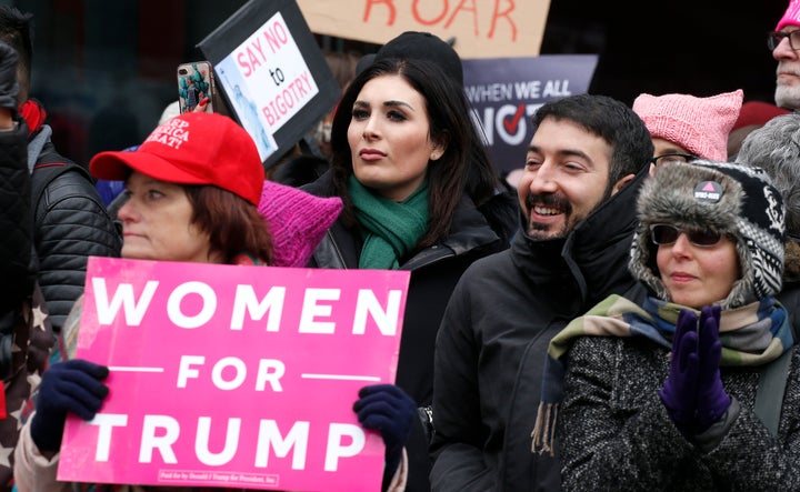 Laura Loomer (centro) está em frente à Marcha das Mulheres na cidade de Nova York em 19 de janeiro de 2019.