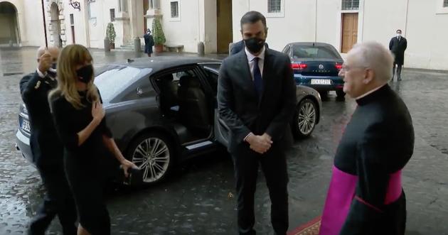 Pedro Sánchez y Begoña Gómez, a su llegada al Vaticano.
