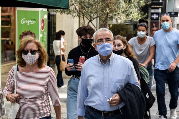Ολοι με μάσκα στην Αθήνα - Πρωτόγνωρες εικόνες από την πρώτη μέρα των νέων μέτρων | HuffPost Greece