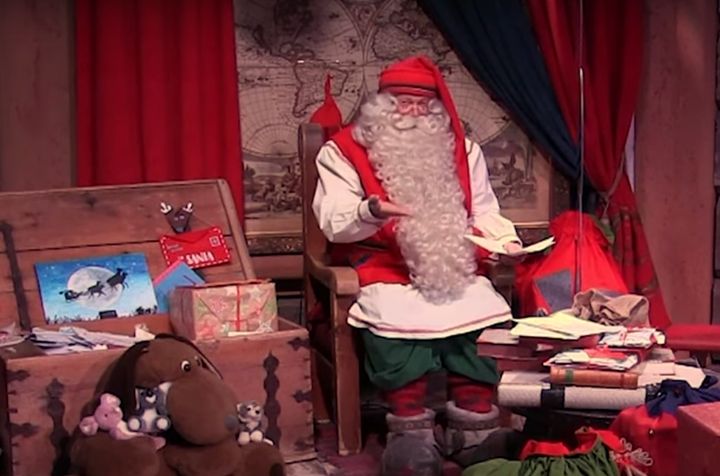 サンタクロースが子どもたちに語りかける。