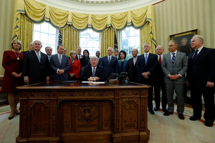 2017年3月、ホワイトハウスの執務室で閣僚に囲まれるトランプ大統領。