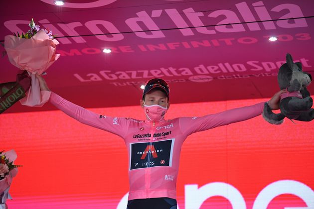 Tao Geoghegan Hart célébrant son maillot rose sur le Giro, à Milan, le 25 octobre