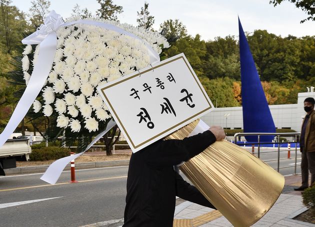 이건희 삼성그룹 회장이 별세한 25일 서울 강남구 삼성서울병원 장례식장에 정세균 국무총리가 보낸 근조화환이 도착하고