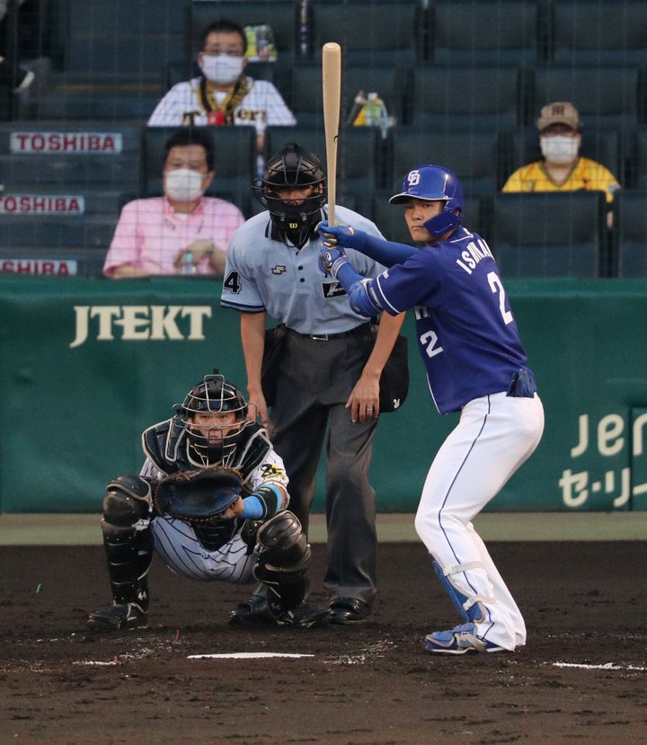 ２回、打席に立つ中日の石川昂弥（右）＝2020年7月19日、甲子園