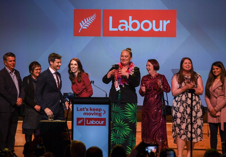 開票結果を祝うアーダーン首相（左から4番目）ら労働党の議員たち