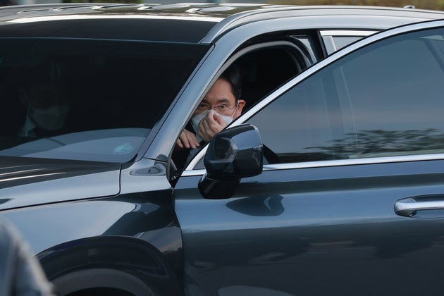 이재용 삼성전자 부회장이 25일 오후 故 이건희 삼성그룹 회장 빈소가 마련된 서울 삼성병원 장례식장에 도착하고