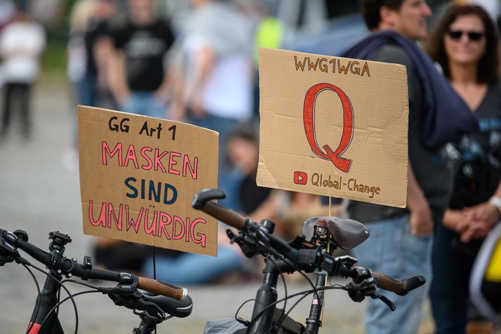 Qアノン信者が使っているスローガン「where we go one, we go all（我々は、一つになる場所にともに向かう）」の頭文字をとった「WWG1WGA」が書かれたサイン（2020年5月9日撮影）