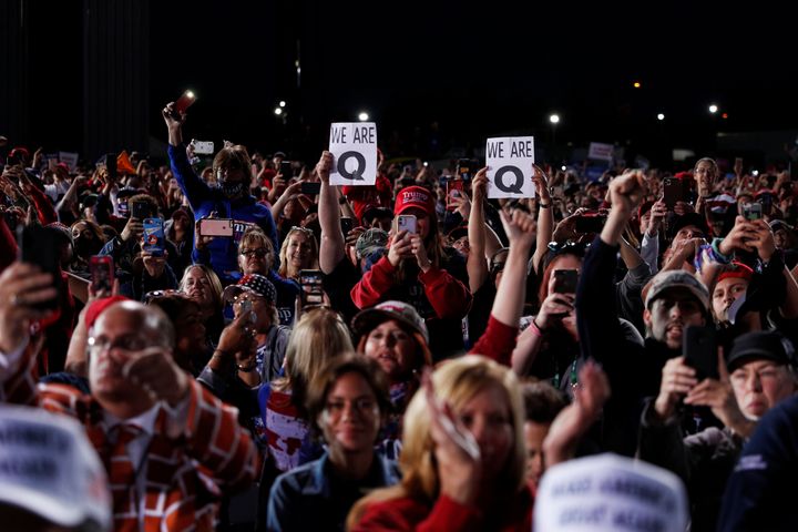 ペンシルバニア州で開かれたトランプ大統領の選挙集会で、Qアノンのサインを掲げる人たち（2020年9月22日）