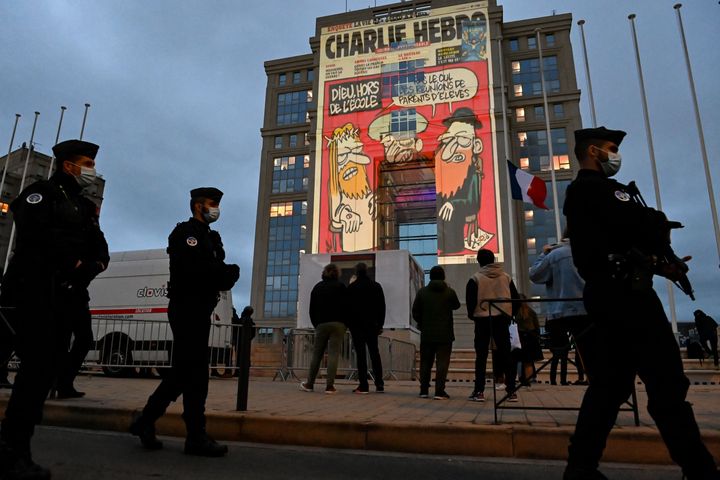 Σατιρικά σκίτσα, προς όλες τις μονοθεϊστικές θρησκείες, του Charlie Hebdo σε κυβερνητικά κτήρια με την άδεια του Γάλλου προέδρου Εμμανουέλ Μακρόν ο οποίος κήρυξε τον πόλεμο στον θρησκευτικό και συγκεκριμένα στον ισλαμιστικό εξτρεμισμό.