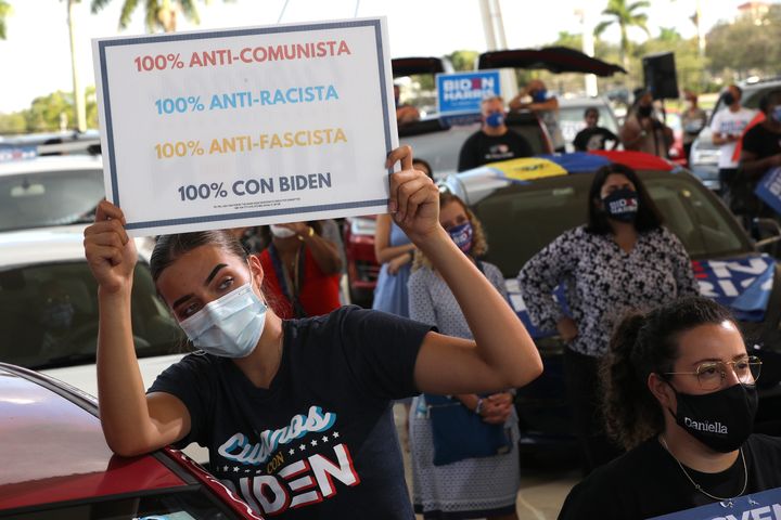 Miramar, Florida (EEUU), 13 de octubre. Sofía Hildalgo hace campaña por el demócrata Joe Biden como parte del grupo 'Cubanos con Biden'.